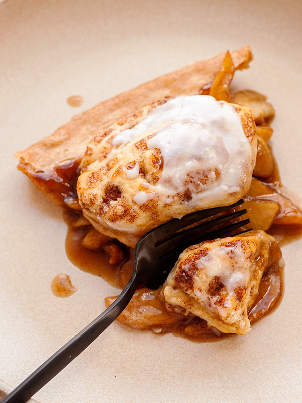 Cinnamon Roll Apple Pie